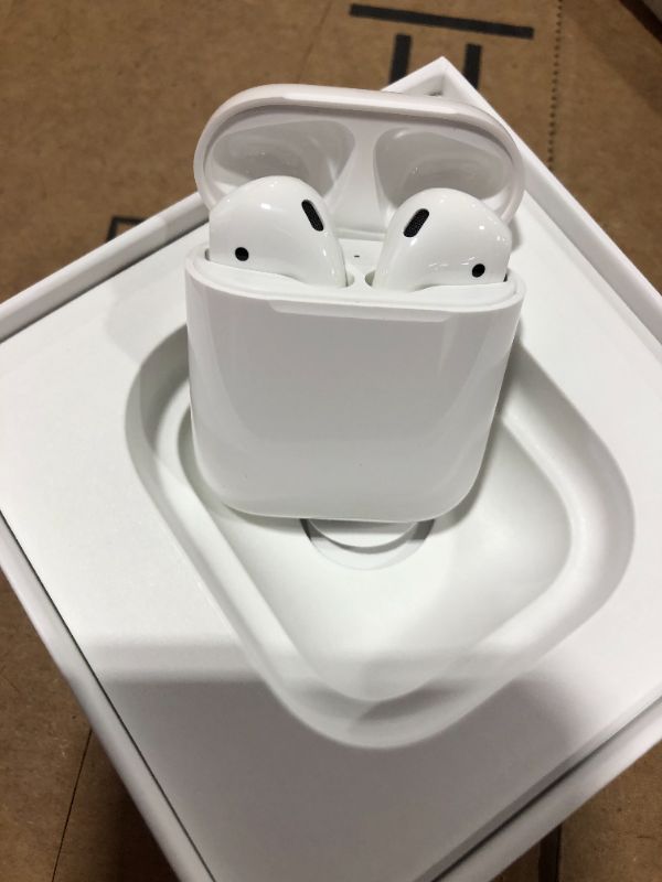 Photo 2 of Apple AirPods (2nd Generation)
