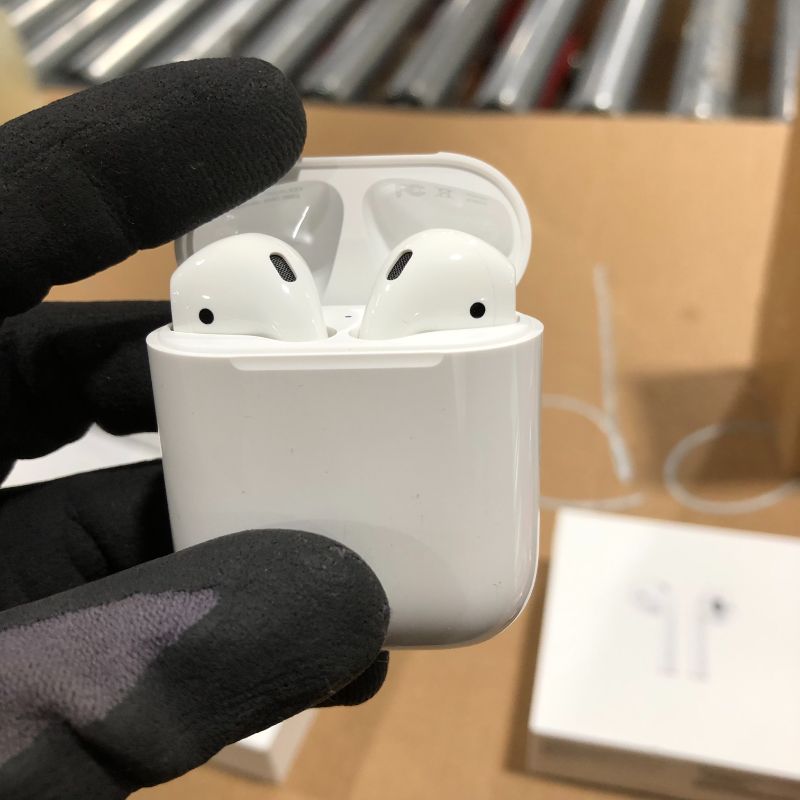 Photo 3 of Apple AirPods (2nd Generation)
