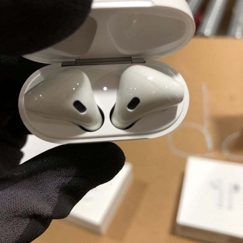 Photo 4 of Apple AirPods (2nd Generation)
