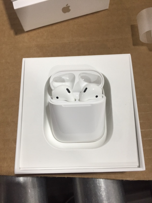 Photo 4 of Apple AirPods (2nd Generation)
