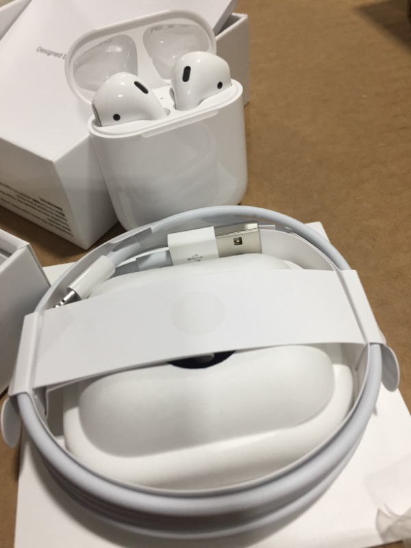 Photo 3 of Apple AirPods (2nd Generation)
