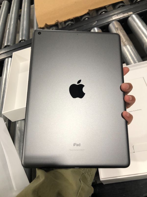 Photo 4 of 2021 Apple 10.2-inch iPad (Wi-Fi, 64GB) - Space Gray
