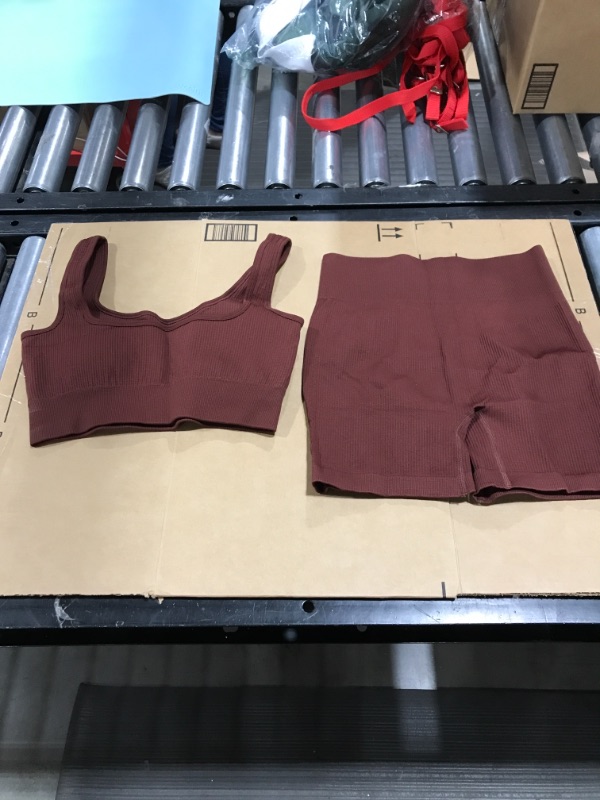 Photo 3 of WOMEN'S SEAMLESS RIBBED EXERCISE YOGA WORKOUT SET. SIZE LARGE. COFFEE COLORED. PRE-WORN.