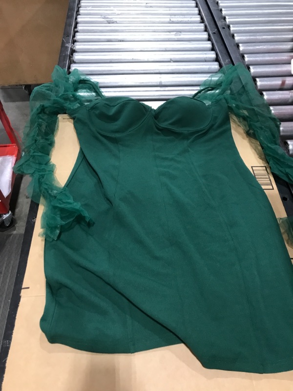 Photo 1 of  WOMEN'S GREEN DRESS WITH SLEEVES. SIZE 5.