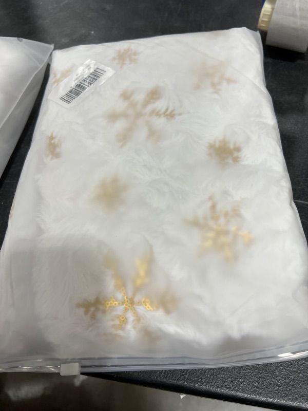Photo 1 of Christmas Tree Skirt,48 inch Large Snowy Faux Fur Christmas Tree Skirt White with Gold Sequin Snowflakes for Holiday Party Christmas Tree Decorations Home Decoration
