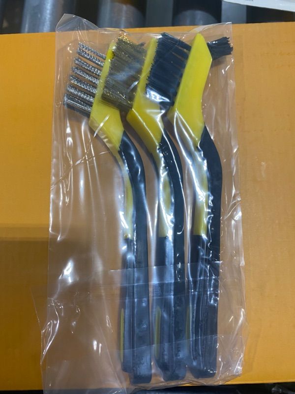 Photo 1 of Amazon Basics Soft Grip Assorted Mini Brush Set, 1 Nylon, 1 Brass, 1 Stainless
2pck