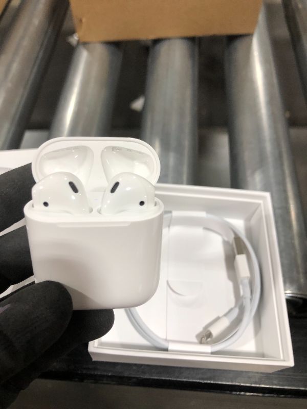 Photo 4 of Apple AirPods (2nd Generation)
