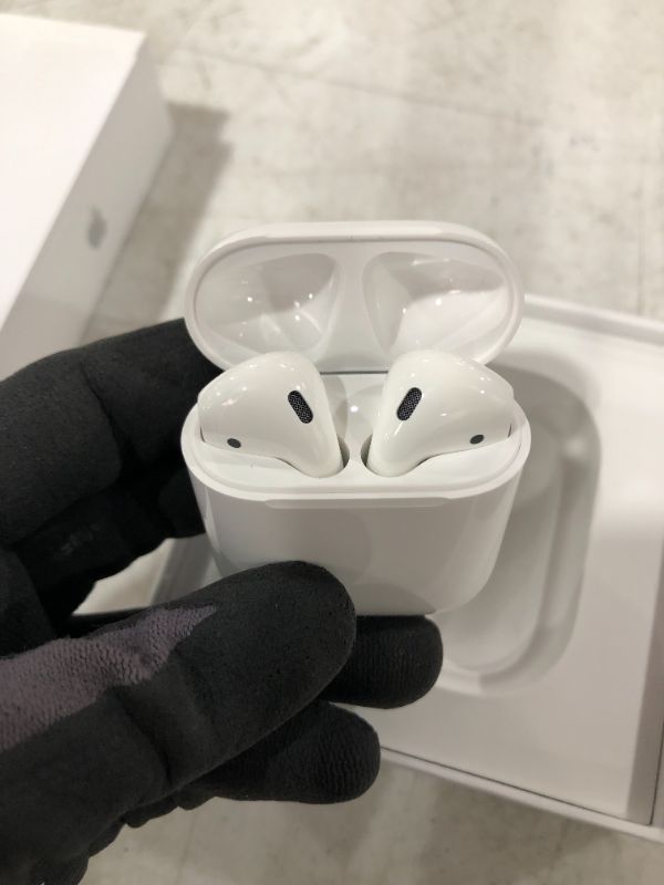 Photo 3 of Apple AirPods (2nd Generation)
