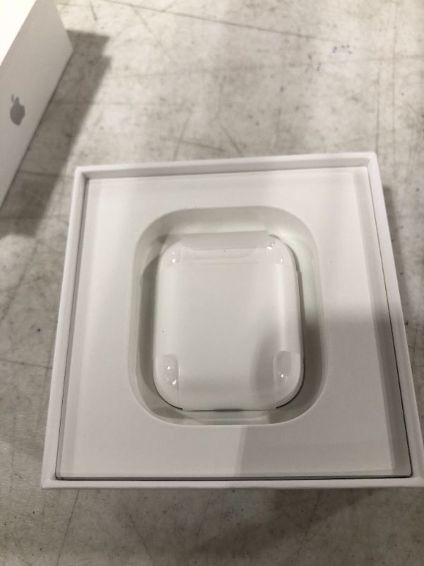 Photo 4 of Apple AirPods (2nd Generation)
