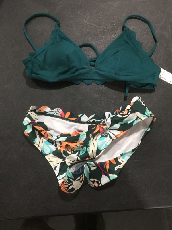 Photo 2 of Green Scalloped Edge V-Neck Printed Bottom Bikini
SIZE M