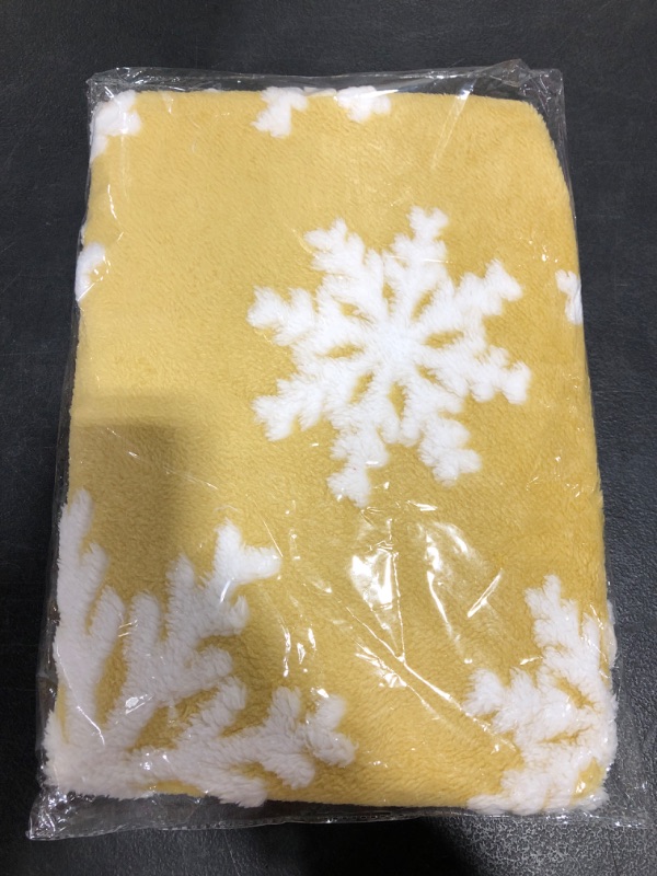 Photo 4 of Christmas Tree Skirt 36 Inch Snowflake Faux Fur Xmas Tree Skirts Ornament Double Layers Large Tree Mat for Winter New Year Holiday Party Decoration (Yellow)
