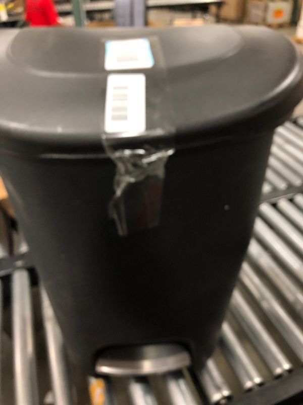 Photo 1 of 13 gallon trash can
