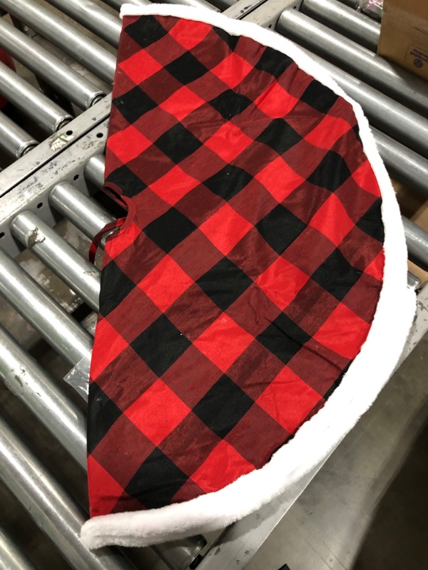 Photo 2 of Buffalo Plaid Tree Skirt,48 Inch Red and Black Christmas Tree Skirts with Luxury Faux Fur Edge for Merry Christmas Party Tree Decoration (48 inches, Red and Black)
