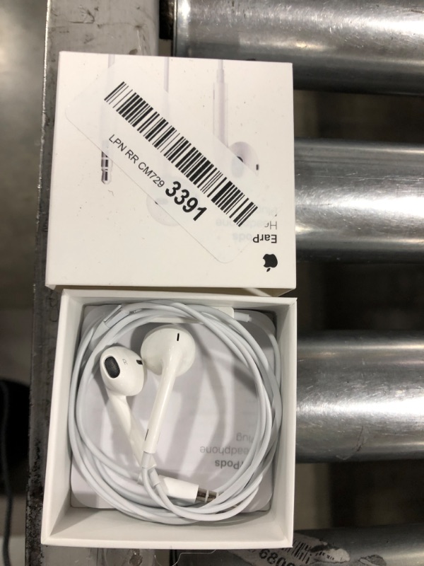 Photo 2 of Apple EarPods with 3.5mm Headphone Plug - White
