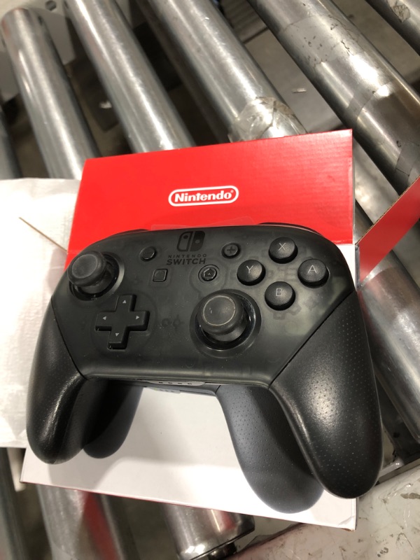 Photo 1 of Nintendo Switch Pro Controller

