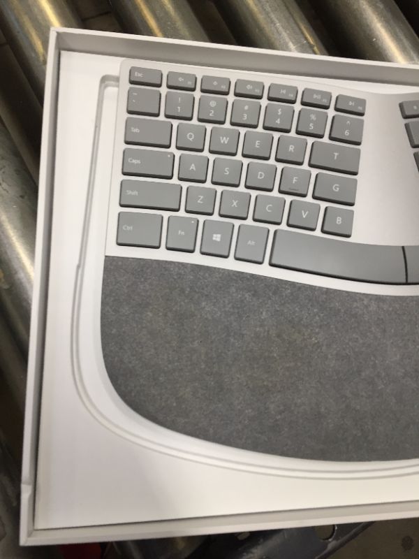 Photo 4 of Microsoft 3RA-00022 Surface Ergonomic Keyboard,Gray
