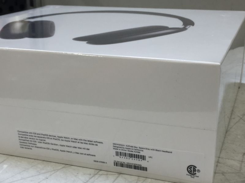 Photo 4 of Apple - AirPods Max - Space Gray
