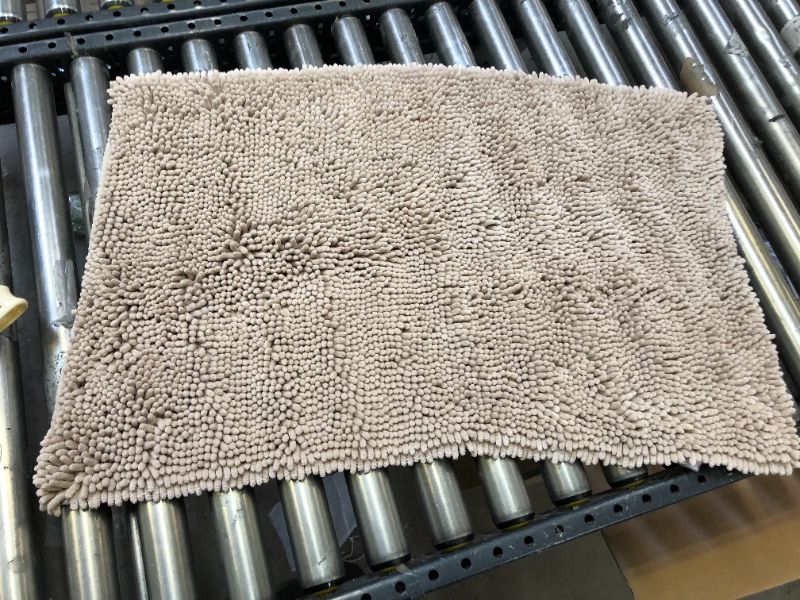 Photo 2 of Amazon Basics 21"x34" bath mat 