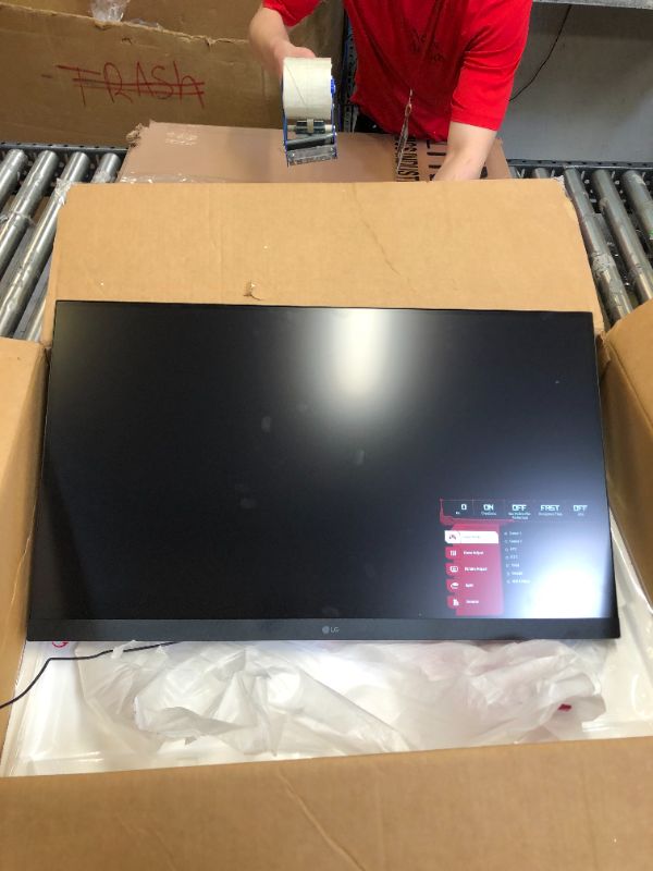 Photo 2 of LG - UltraGear 32” LED QHD AMD FreeSync and G-SYNC Compatible with HDR 10 (DisplayPort, HDMI) - Black
