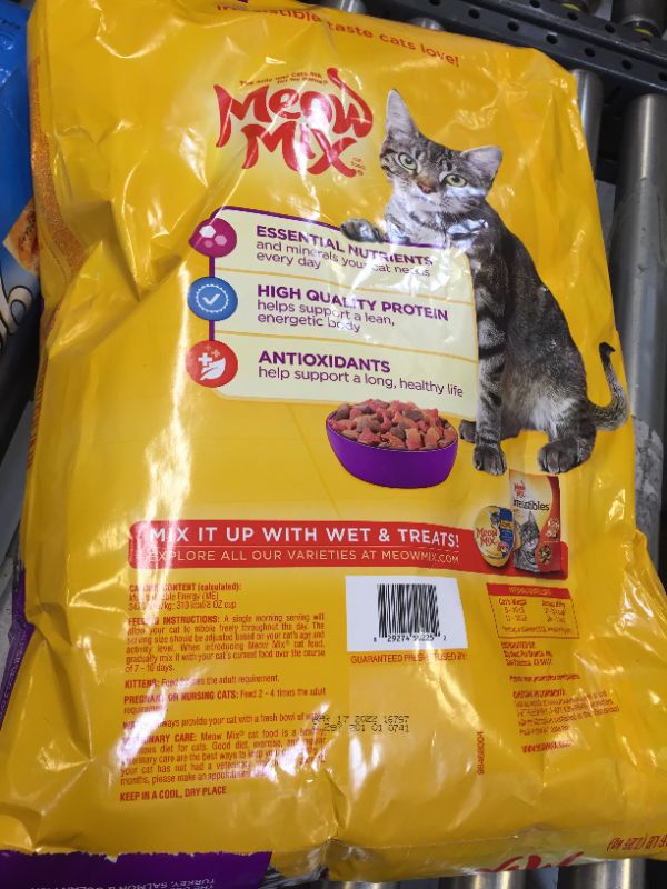 Photo 2 of Meow Mix Original Choice with Flavors of Chicken, Turkey & Salmon Adult Complete