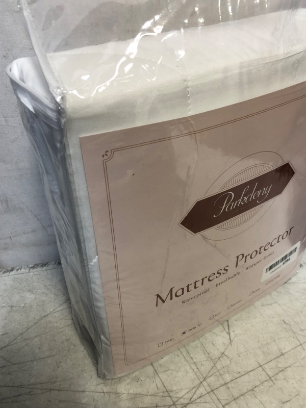 Photo 1 of mattress protector white cover twin xl 