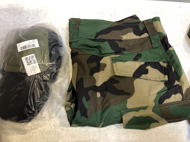 Photo 2 of Harglesman Men's Tactical Military Combat Pants with removable Knee Pads  --Size XL
