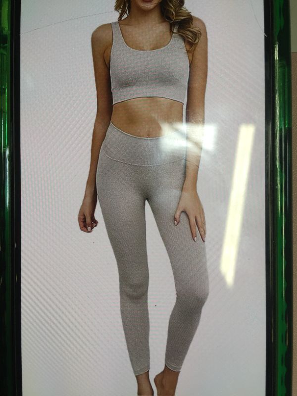 Photo 1 of TWO PIECE OUTFIT FOR WOMEN SPORTS BRA HIGH WAISTED LEGGINGS KHAKI
SIZSE MEDIUM