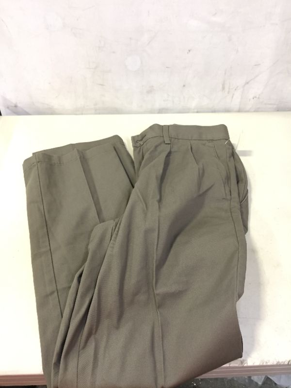 Photo 1 of Amazon Essentials Men's Classic-fit Wrinkle-Resistant Pleated Chino Pant 32Wx32L