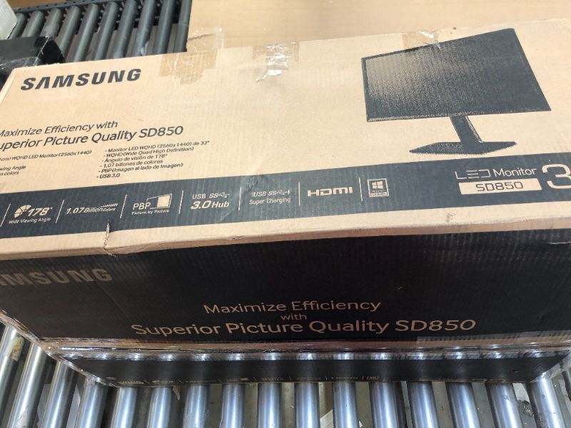 Photo 1 of Samsung SD850 32" WQHD (2560x1440) 16:9 Aspect Ratio LED-LitMonitor (LS32D85KTSR/ZA) Titanium Silver/matte Black
