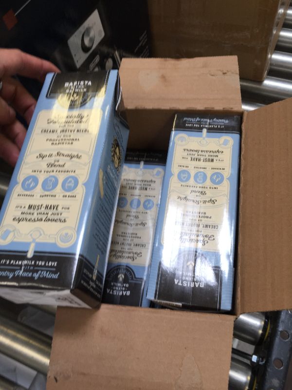 Photo 1 of Califia Farms Oat Barista Blend Oat Milk, Dairy Free Milk, 32 oz 6count exp 23 nov 2021
