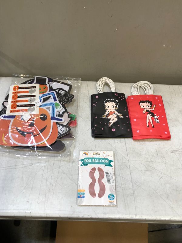 Photo 1 of bundled miscellaneous items 