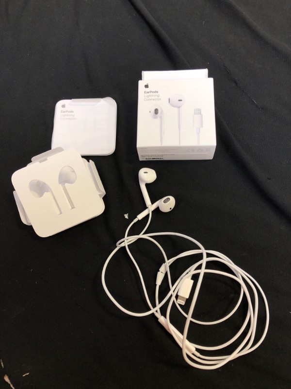 Photo 2 of Apple EarPods with Lightning Connector - White
