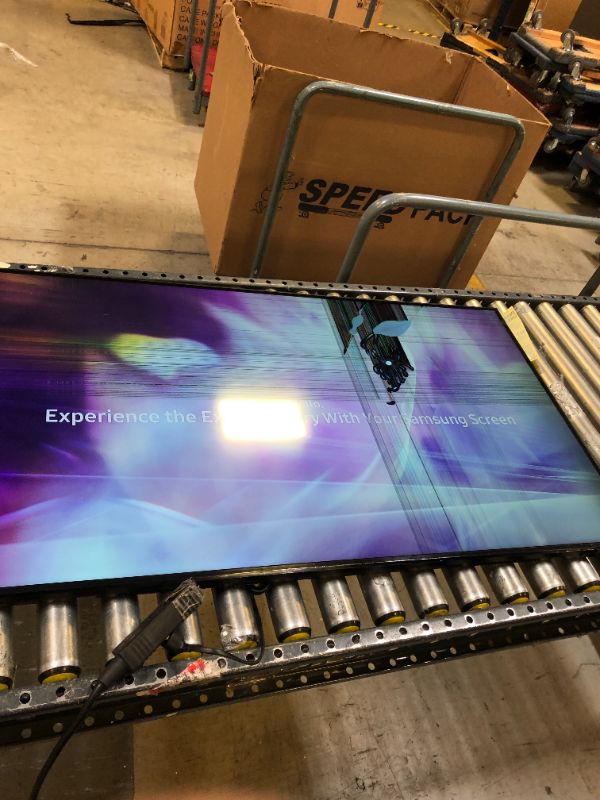 Photo 4 of SAMSUNG 50-Inch Class Crystal UHD AU8000 Series - 4K UHD HDR Smart TV with Alexa Built-in (UN50AU8000FXZA, 2021 Model). SELLING FOR PARTS.
