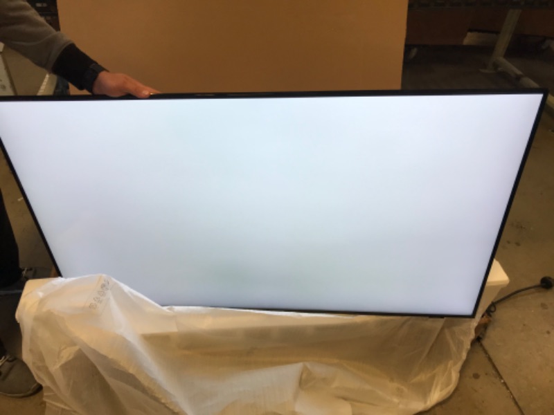 Photo 2 of SAMSUNG 55-Inch Class Crystal UHD AU8000 Series - 4K UHD HDR Smart TV with Alexa Built-in (UN55AU8000FXZA, 2021 Model) SCREEN IS WHITE 
