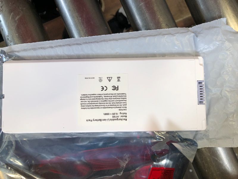 Photo 3 of A1185 Laptop Battery for Apple MacBook 13 A1181 MA561 MA254 MA255 MA472 MA566 MA700 MA701 MB061 MB062 MA561FE/A MA561G/A MA561J/A - White
