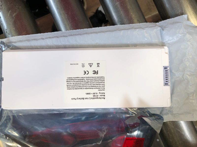 Photo 4 of A1185 Laptop Battery for Apple MacBook 13 A1181 MA561 MA254 MA255 MA472 MA566 MA700 MA701 MB061 MB062 MA561FE/A MA561G/A MA561J/A - White
