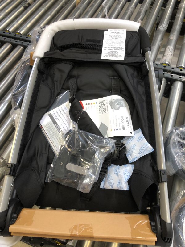 Photo 3 of Britax B-Lively and B-Safe Gen2 Travel System, Eclipse Black SafeWash
