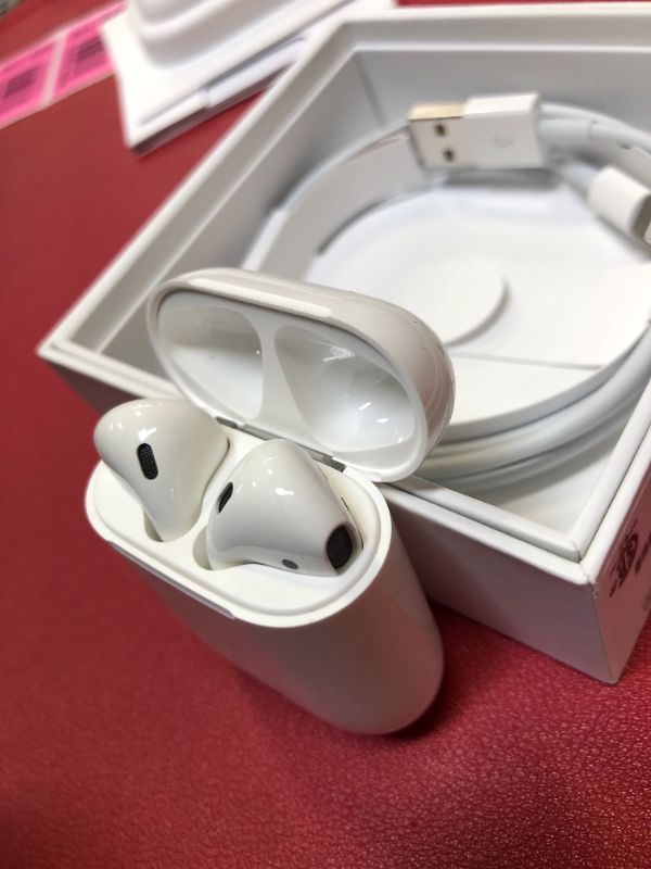 Photo 2 of Apple AirPods (2nd Generation)
(used but looks new)