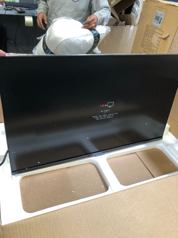 Photo 2 of Samsung - A700 Series 32" LED 4K UHD Monitor with HDR - Black
