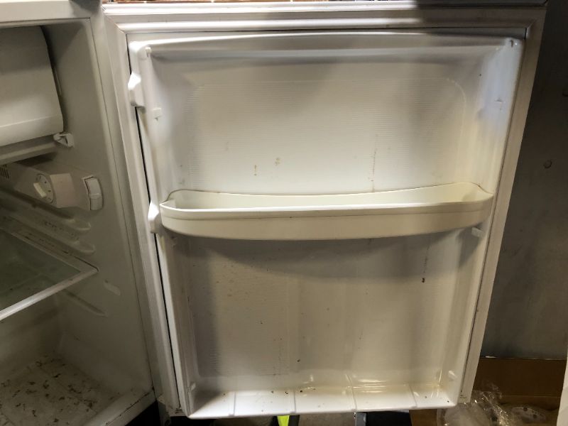 Photo 4 of Summit CT66J - Refrigerator with freezer compartment - freestanding - width: 23.6 in - depth: 23.5 in - height: 33.3 in - 5.1 cu. ft - undercounter - white
(( OPEN BOX ))
** HAS STAINS FROM SITTING **