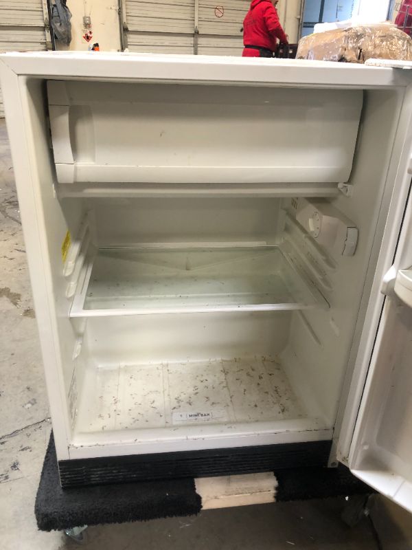 Photo 5 of Summit CT66J - Refrigerator with freezer compartment - freestanding - width: 23.6 in - depth: 23.5 in - height: 33.3 in - 5.1 cu. ft - undercounter - white
(( OPEN BOX ))
** HAS STAINS FROM SITTING **