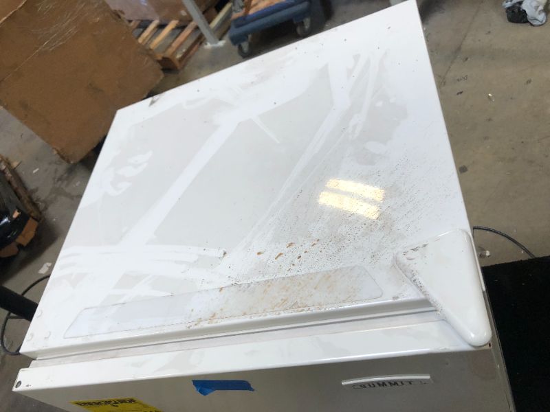 Photo 1 of Summit CT66J - Refrigerator with freezer compartment - freestanding - width: 23.6 in - depth: 23.5 in - height: 33.3 in - 5.1 cu. ft - undercounter - white
(( OPEN BOX ))
** HAS STAINS FROM SITTING **