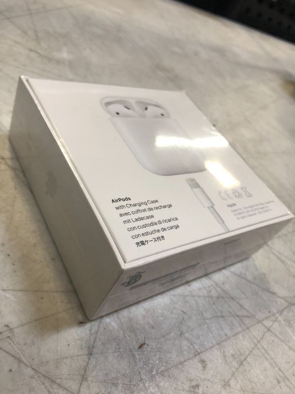 Photo 4 of Apple AirPods with Charging Case (2nd generation)
