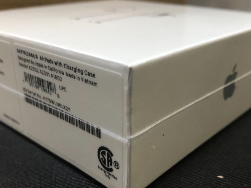 Photo 4 of Apple - AirPods with Charging Case (2nd generation) - White
Brand new factory sealed