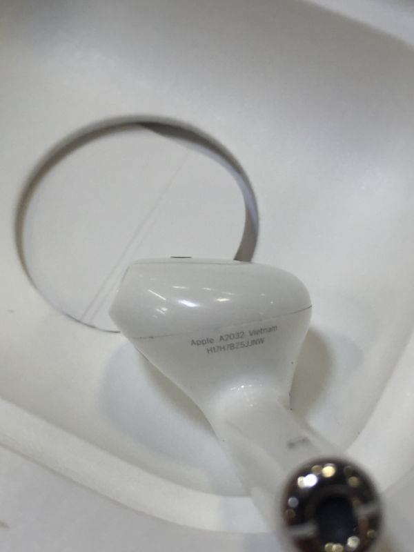 Photo 4 of Apple AirPods (2nd Generation) 