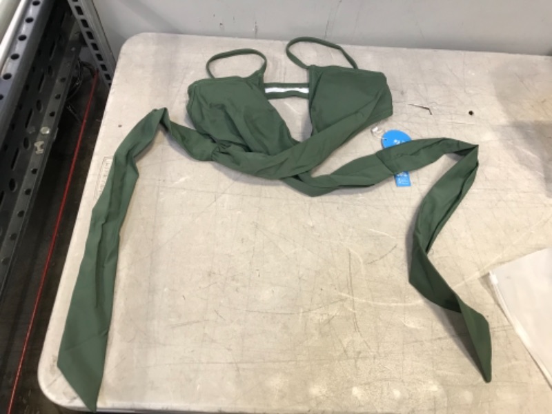 Photo 1 of CUPSHE Women's Green Bikini Top (L)