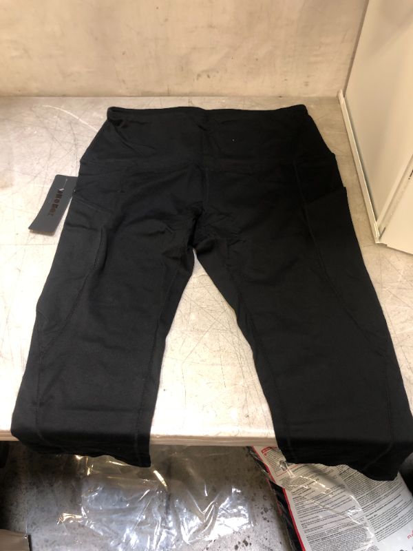 Photo 1 of SIZE LARGE - ODODOS Women's High Waisted Yoga Capris with Pockets,Tummy Control Non See Through Workout Sports Running Capri Leggings