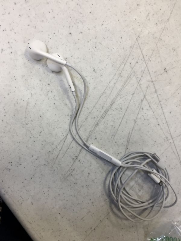 Photo 2 of Apple EarPods with Lightning Connector - White
