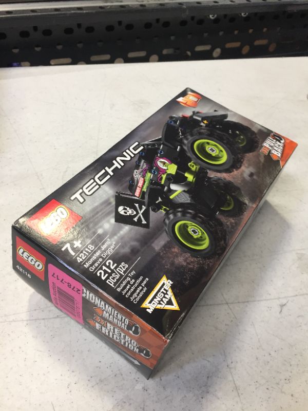 Photo 2 of Technic Monster Jam Grave Digger 42118