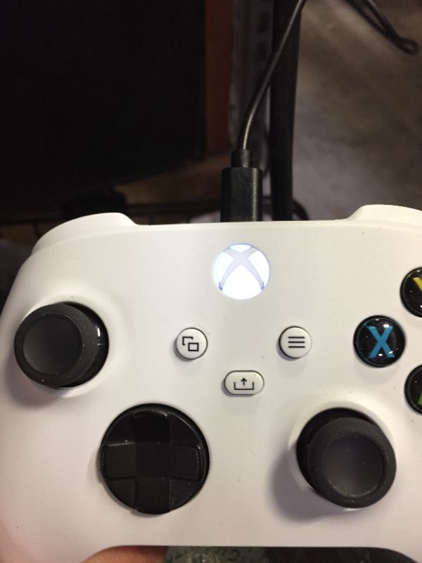 Photo 3 of Xbox Wireless Controller - White
